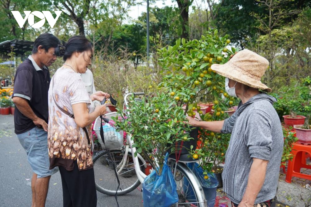 tieu thuong ban hoa tet tai tp.hcm ngong khach trong ngay cuoi cung cua nam hinh anh 4