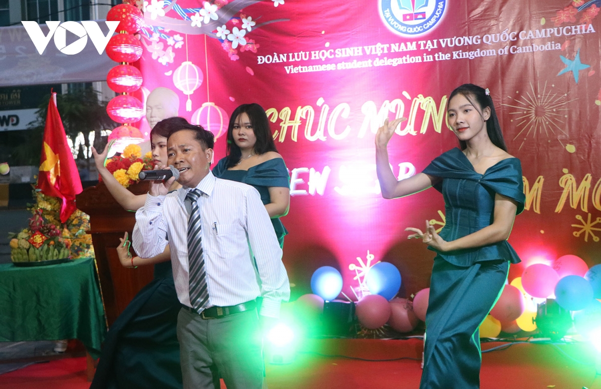 luu hoc sinh viet nam tai campuchia tung bung chao don tet At ty 2025 hinh anh 3