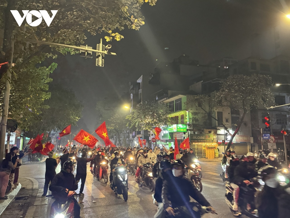 mot dem ha noi khong ngu, khap cac nga pho tran ngap sac co do sao vang hinh anh 16