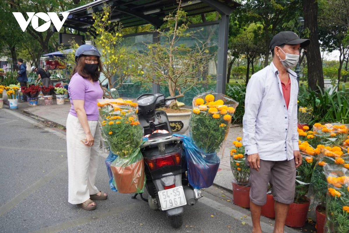 tieu thuong ban hoa tet tai tp.hcm ngong khach trong ngay cuoi cung cua nam hinh anh 5