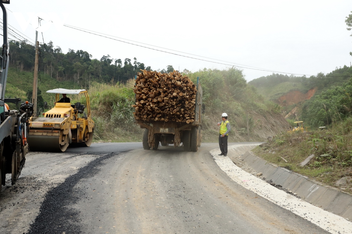 khan truong sua chua mat duong hu hong, dam bao di lai trong dip tet hinh anh 3