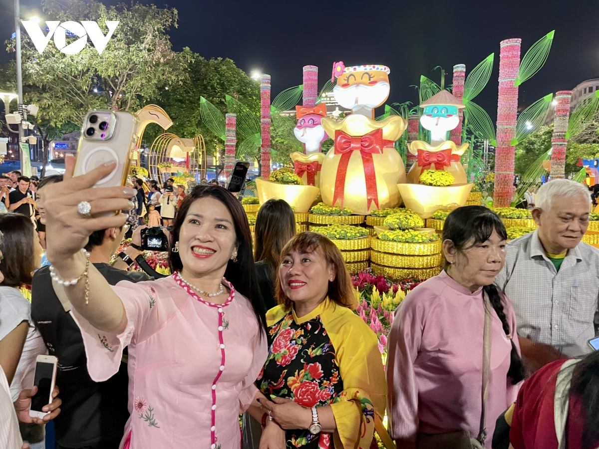 tphcm khai mạc Đường hoa nguyễn huệ tết Ất tỵ 2025 hình ảnh 2 tphcm khai mac Duong hoa nguyen hue tet At ty 2025 hinh anh 2