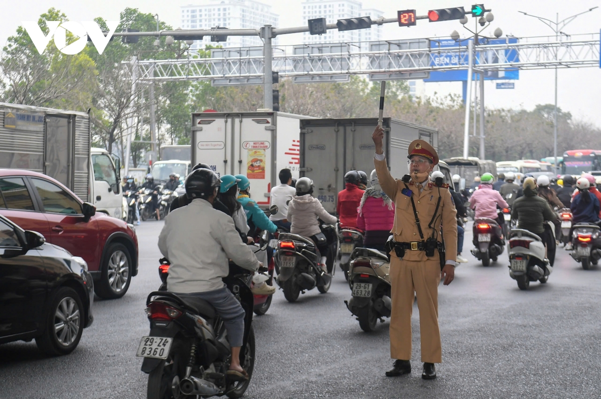 chien si csgt va nhung ky niem don giao thua tren duong tuan tra hinh anh 3