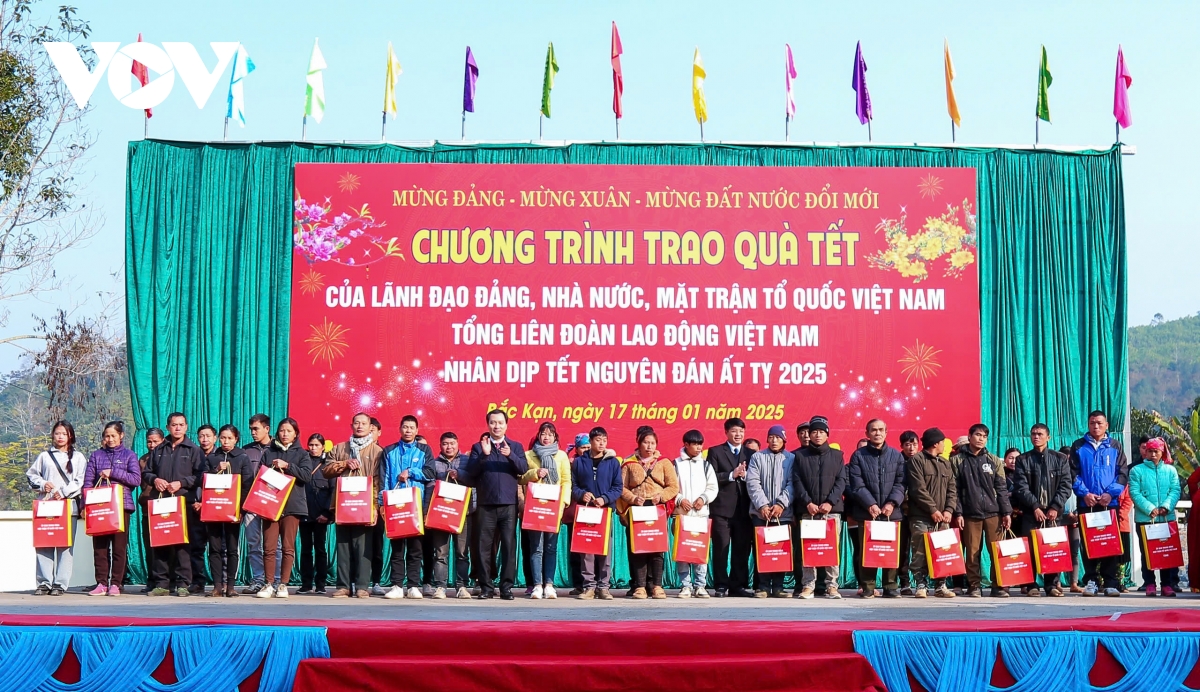 hon 13.000 ho ngheo o bac kan da nhan qua tet hinh anh 1