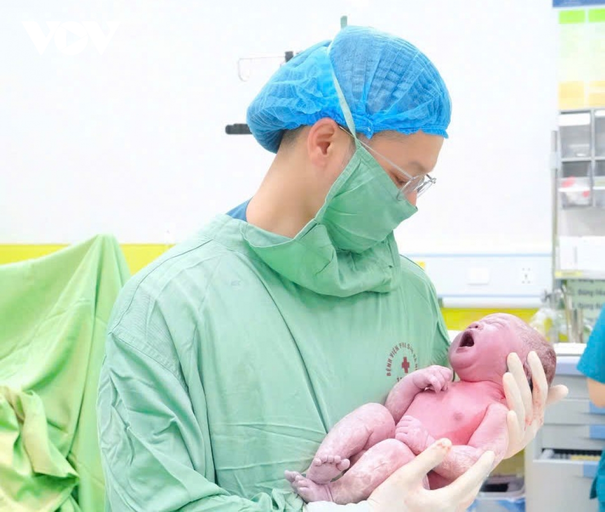 Tiếng khóc “oe oe” chào đời năm mới là niềm vui của bác sĩ sản khoa