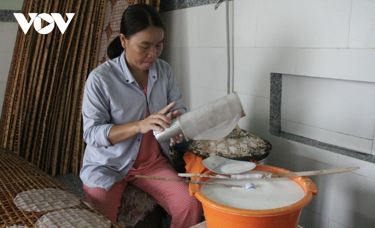 banh trang truyen thong o ba ria vung tau san xuat gap doi cho vu tet hinh anh 1