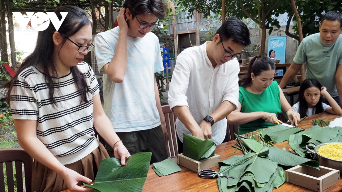 con em viet kieu tai campuchia goi banh chung tet, hieu them van hoa coi nguon hinh anh 2