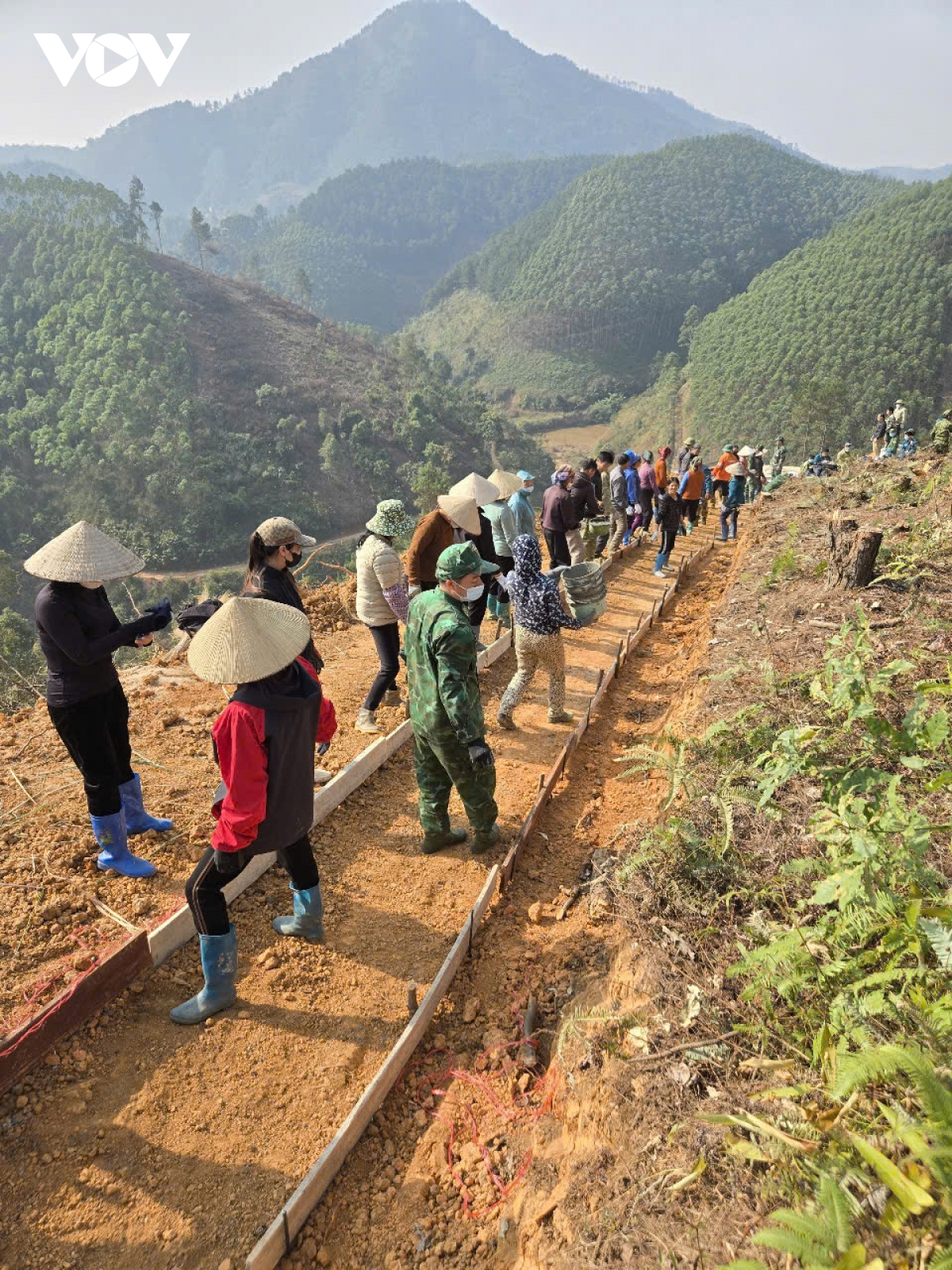 mua xuan cua long dan o noi bien cuong to quoc hinh anh 5