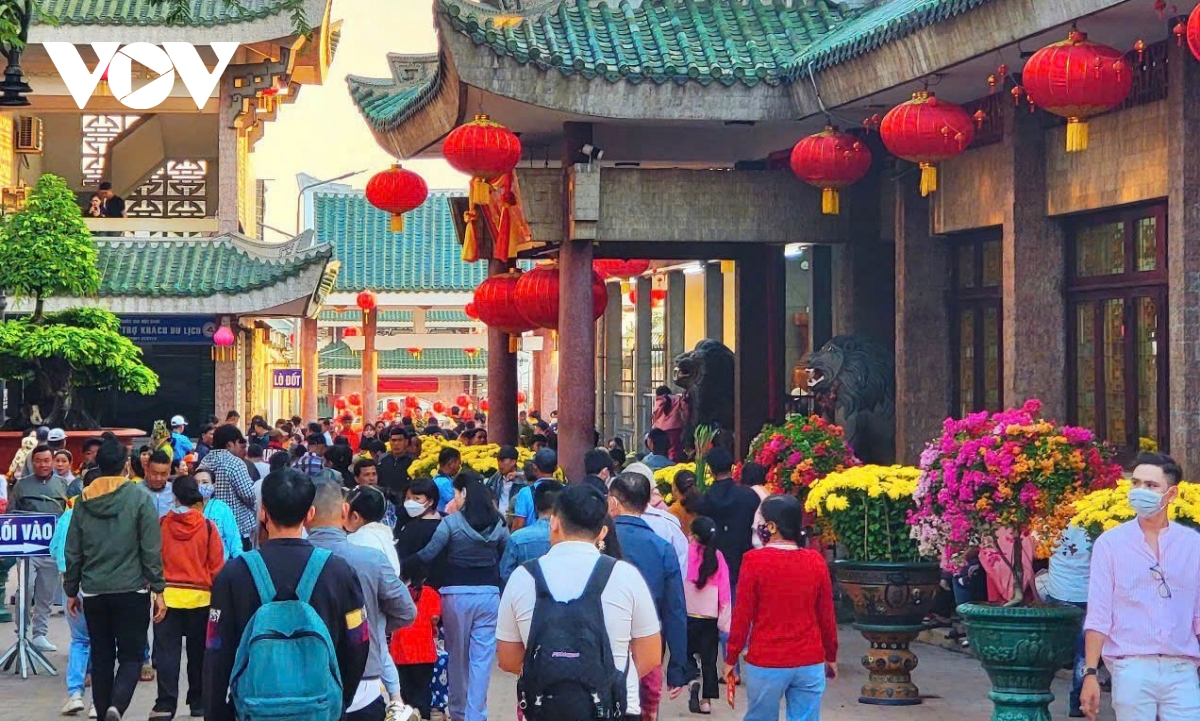 An Giang: Hàng ngàn người đổ về Miếu Bà Chúa Xứ Núi Sam tham quan