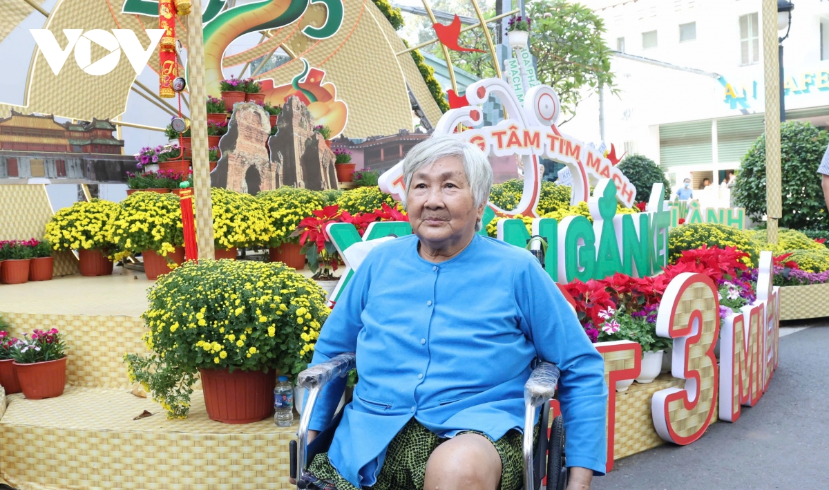 niềm vui của bệnh nhân ngắm Đường hoa xuân trong bệnh viện hình ảnh 6 niem vui cua benh nhan ngam Duong hoa xuan trong benh vien hinh anh 6