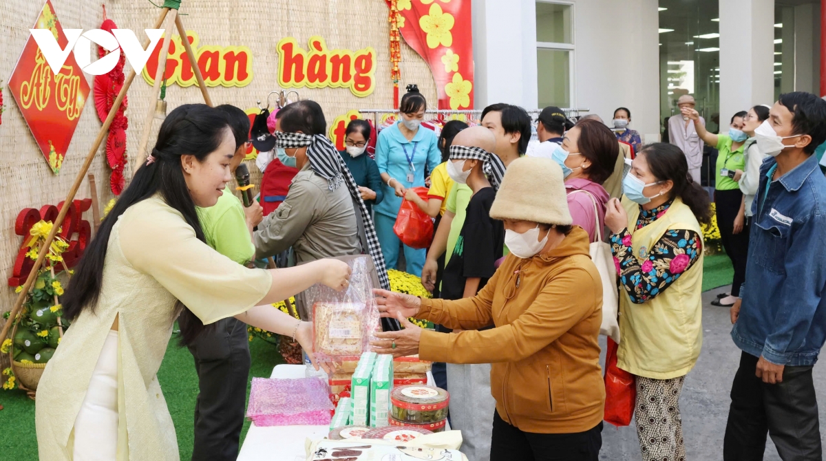 niềm vui của bệnh nhân ngắm Đường hoa xuân trong bệnh viện hình ảnh 8 niem vui cua benh nhan ngam Duong hoa xuan trong benh vien hinh anh 8