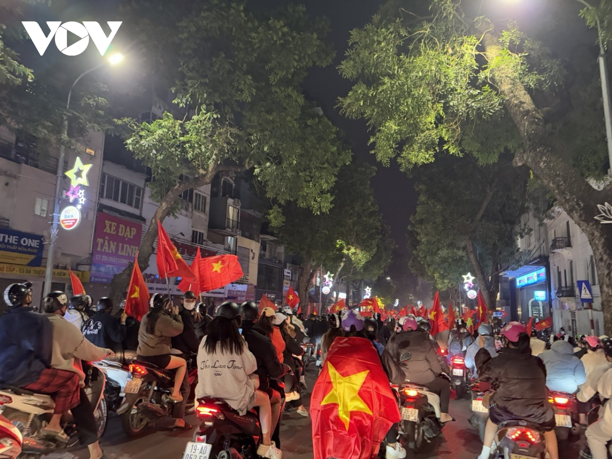 mot dem ha noi khong ngu, khap cac nga pho tran ngap sac co do sao vang hinh anh 17