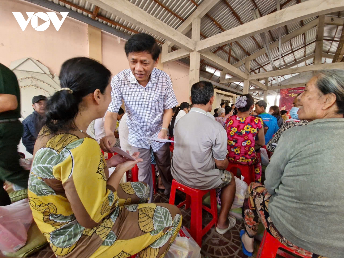 Các địa phương tổ chức thăm, tặng quà Tết gia đình chính sách, người khó khăn