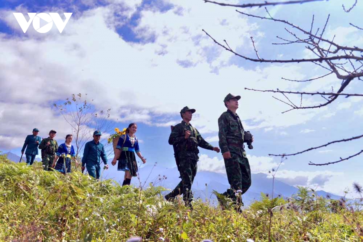 xuan tren cung duong tuan tra noi bien gioi dao san hinh anh 4