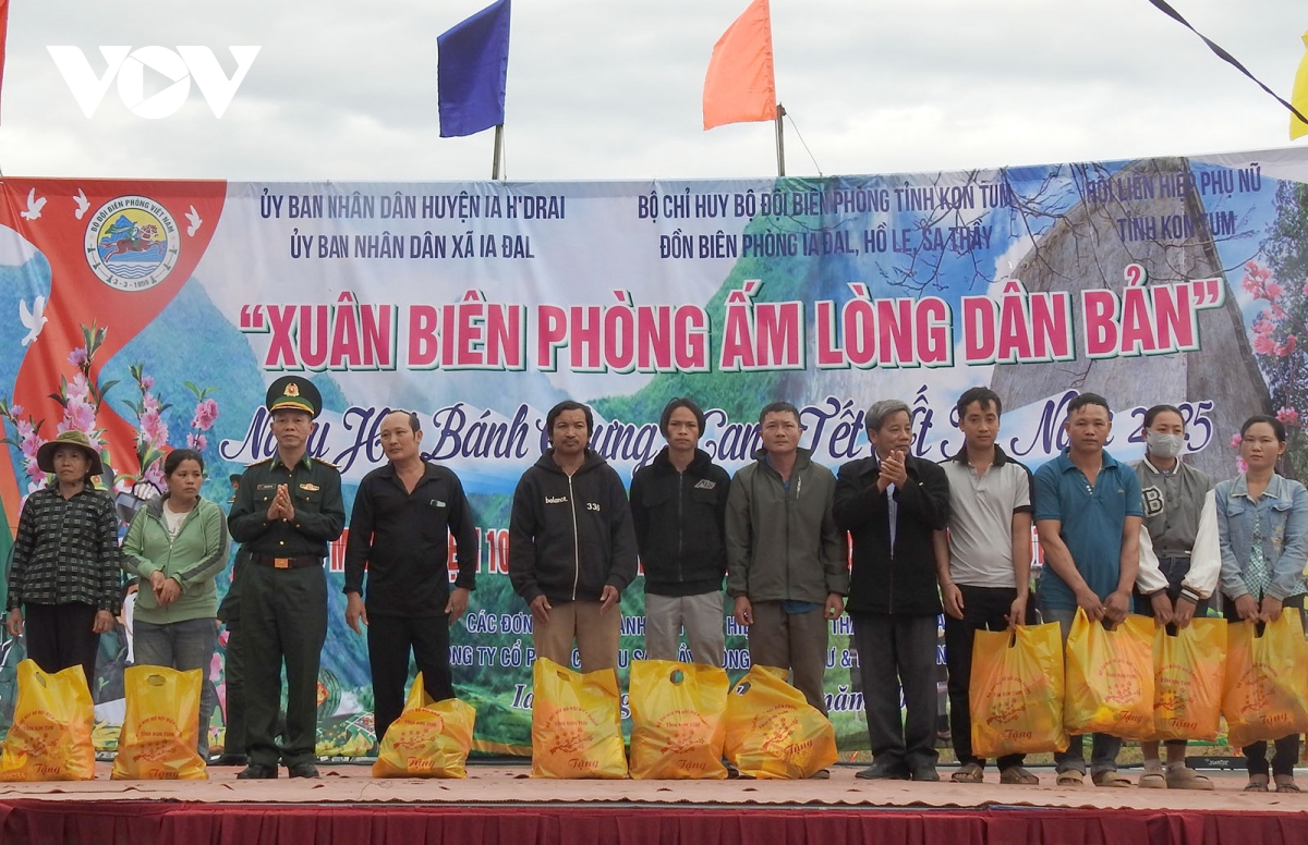lãnh đạo đảng, nhà nước và tỉnh thành tặng quà nhân dịp tết nguyên đán hình ảnh 10 lanh dao dang, nha nuoc va tinh thanh tang qua nhan dip tet nguyen dan hinh anh 10