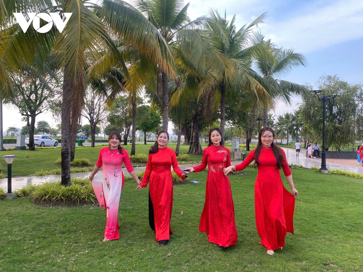 người dân tp.hcm xúng xính áo dài du xuân trong tiết trời mát mẻ hình ảnh 8 nguoi dan tp.hcm xung xinh ao dai du xuan trong tiet troi mat me hinh anh 8