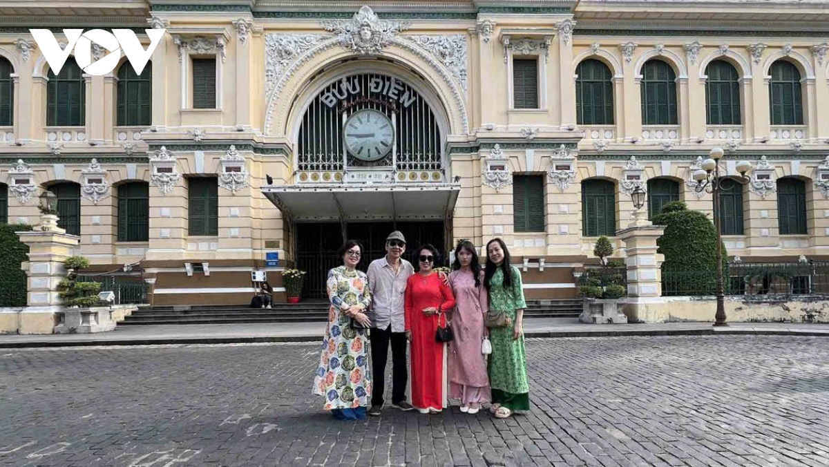 người dân tp.hcm xúng xính áo dài du xuân trong tiết trời mát mẻ hình ảnh 4 nguoi dan tp.hcm xung xinh ao dai du xuan trong tiet troi mat me hinh anh 4