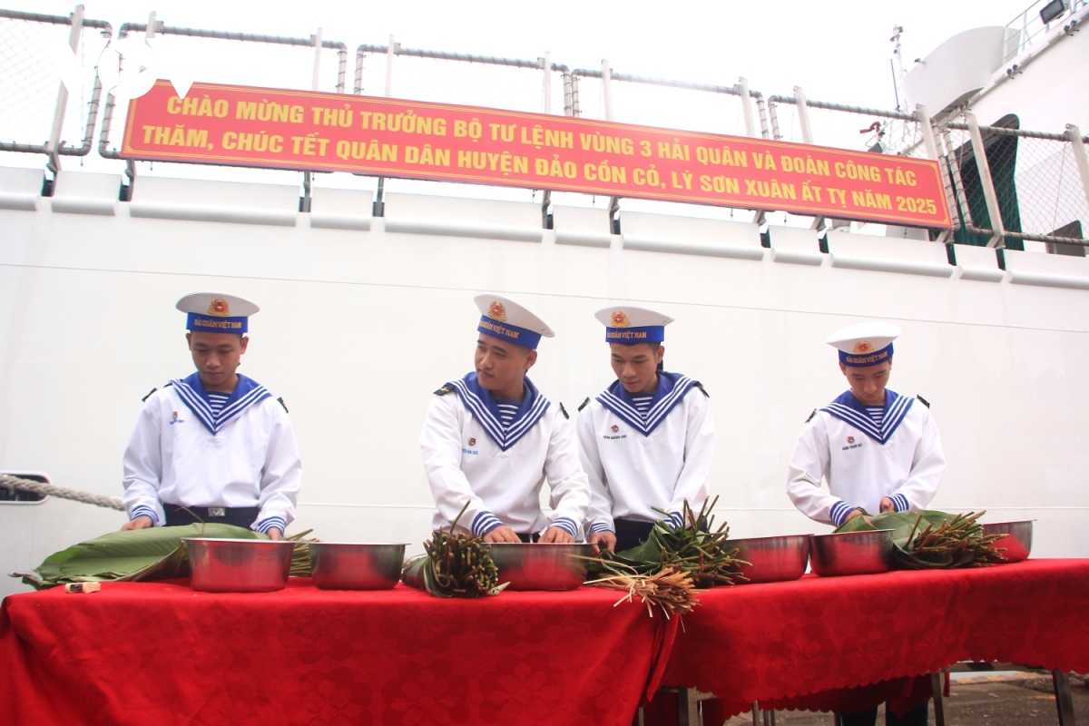 quà tết vượt sóng đến đảo tiền tiêu hình ảnh 2 qua tet vuot song den dao tien tieu hinh anh 2