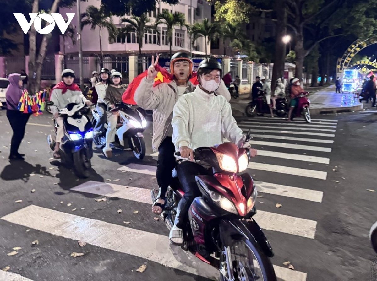 nguoi dan ca nuoc do ra duong an mung Dt viet nam thang thai lan chung ket asean cup hinh anh 45