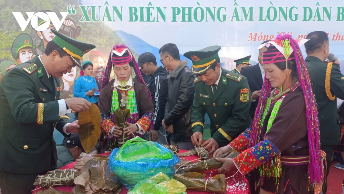 bộ đội biên phòng tỉnh quảng ninh trao quà, vui xuân sớm với đồng bào móng cái hình ảnh 2 bo doi bien phong tinh quang ninh trao qua, vui xuan som voi dong bao mong cai hinh anh 2