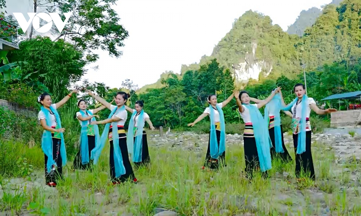 bản làng lai châu rộn rã tiếng xòe xuân hình ảnh 2 ban lang lai chau ron ra tieng xoe xuan hinh anh 2