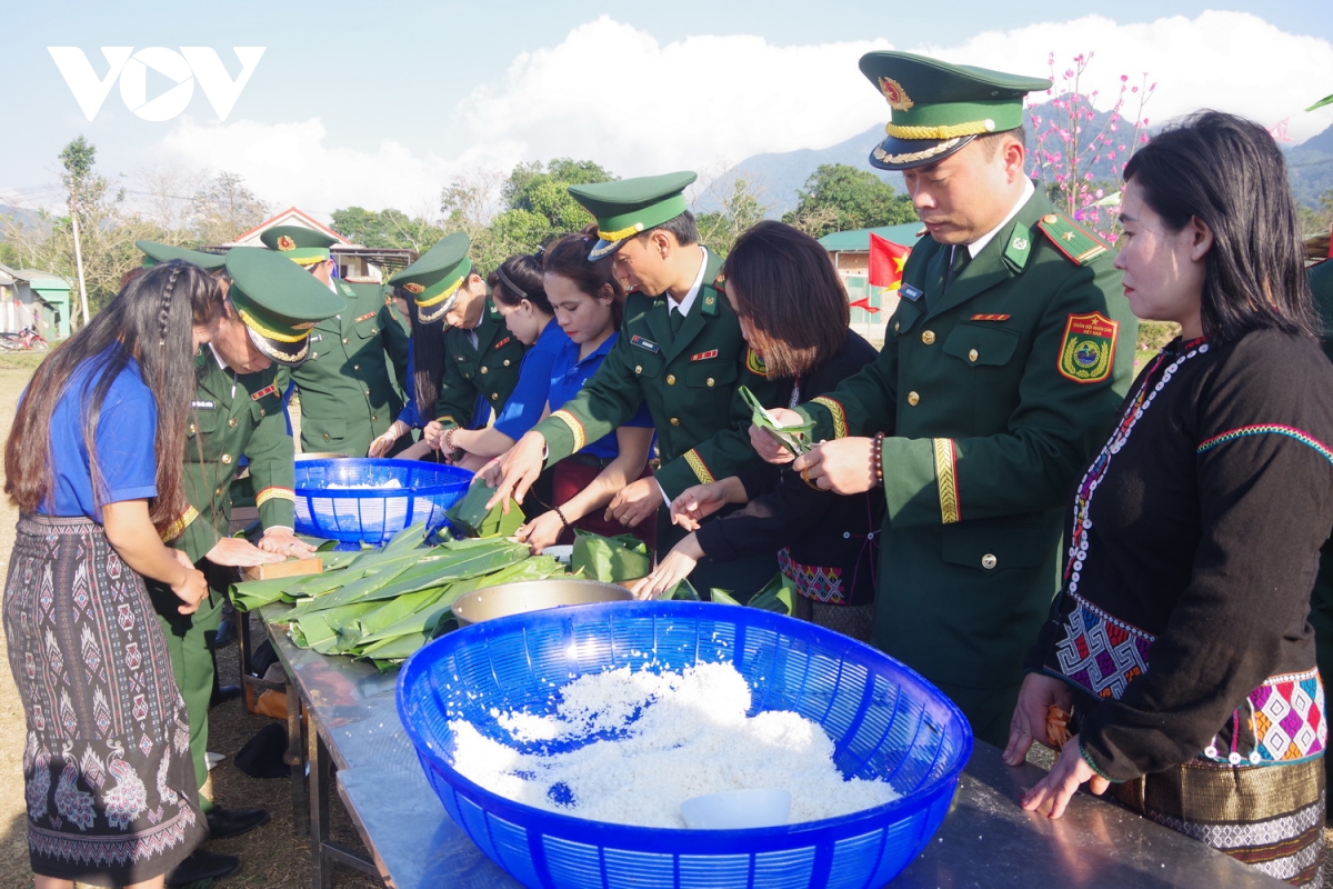 Chương trình “Xuân Biên phòng ấm lòng dân bản” tặng quà nhân dân biên giới Quảng Trị