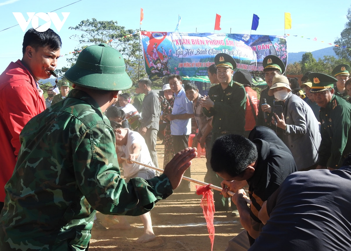lãnh đạo đảng, nhà nước và tỉnh thành tặng quà nhân dịp tết nguyên đán hình ảnh 11 lanh dao dang, nha nuoc va tinh thanh tang qua nhan dip tet nguyen dan hinh anh 11
