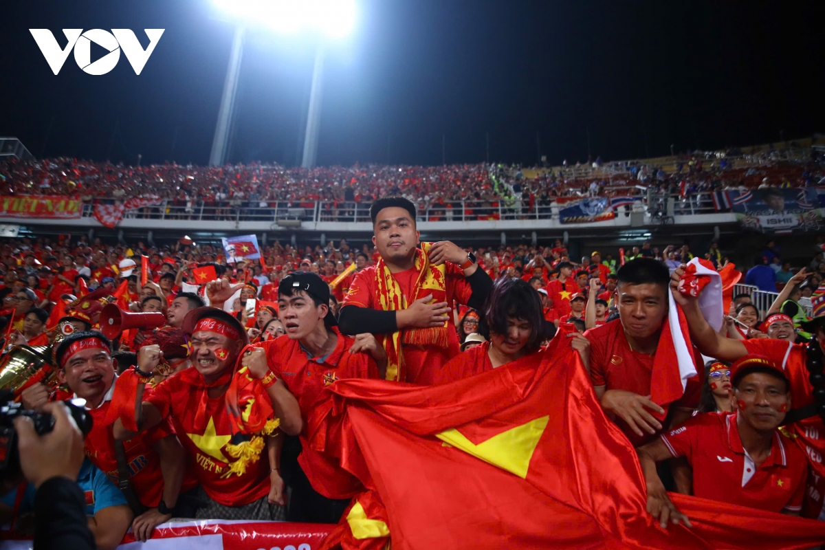 dan cau thu Dt viet nam vo oa cam xuc khi an mung chuc vo dich asean cup 2024 hinh anh 3