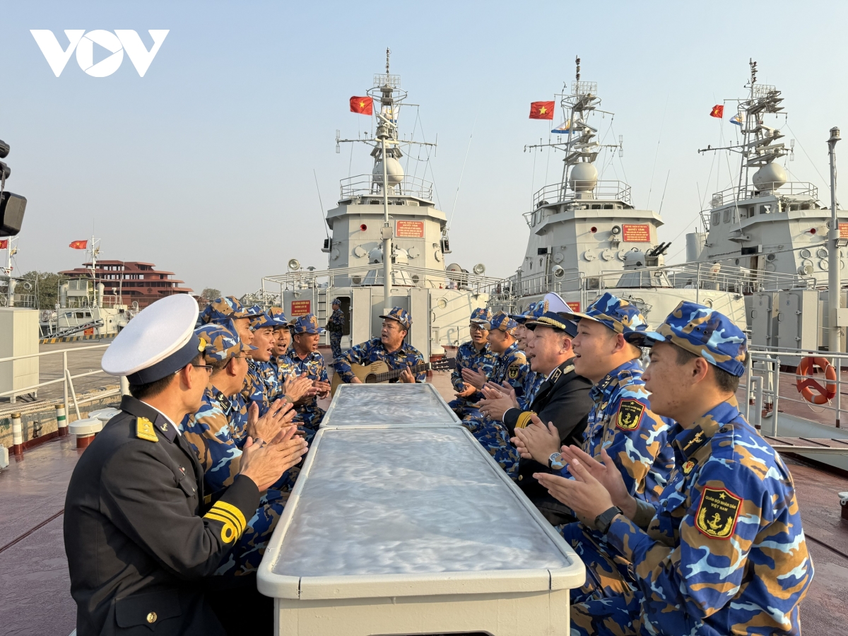 nhung nguoi linh vung 1 hai quan canh bien cho dat lien don xuan binh an hinh anh 1 nhung nguoi linh vung 1 hai quan canh bien cho dat lien don xuan binh an hinh anh 1