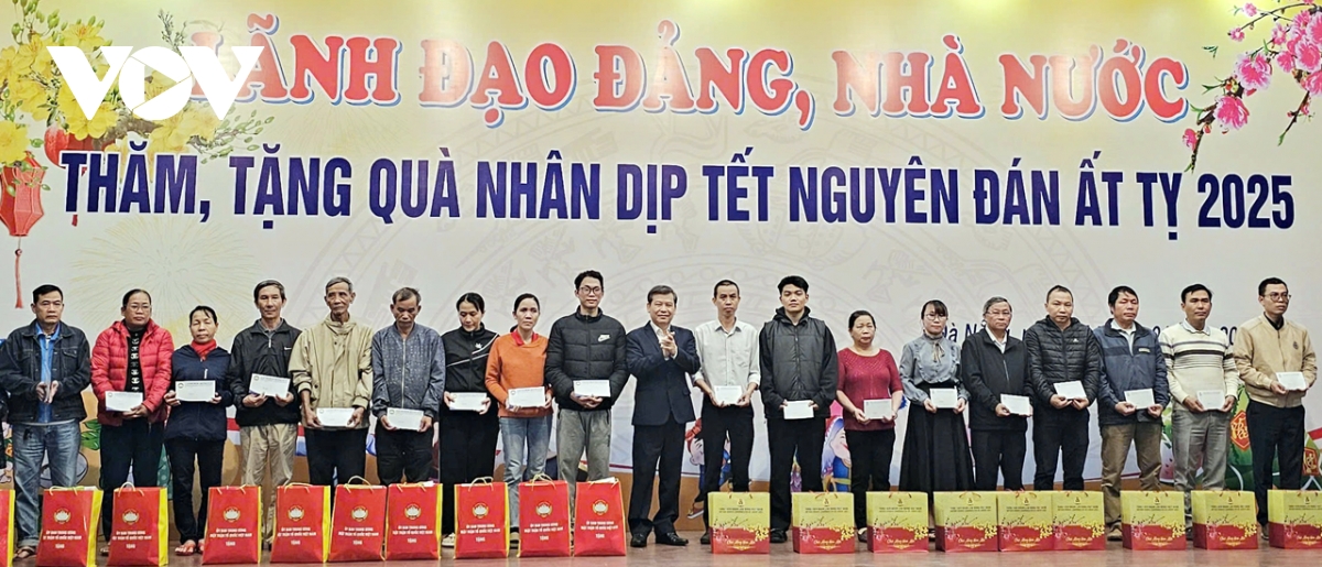 chanh an tand toi cao tang qua tet ho ngheo va cong nhan lao dong Da nang hinh anh 1