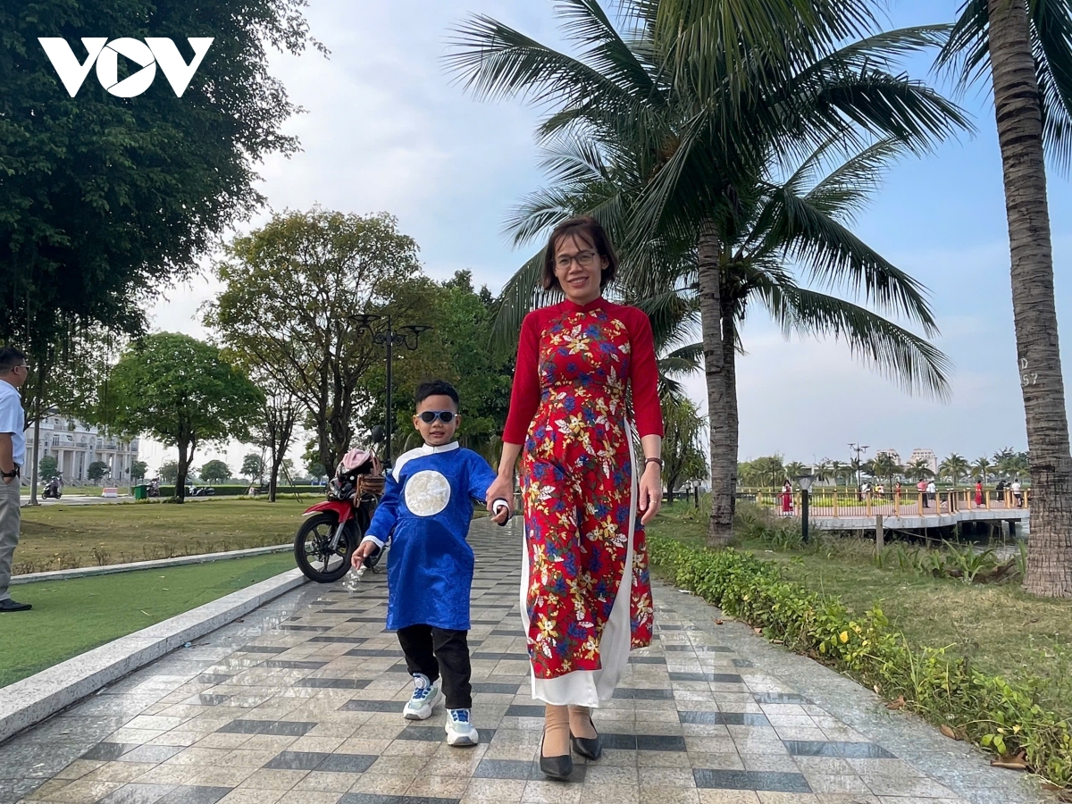 người dân tp.hcm xúng xính áo dài du xuân trong tiết trời mát mẻ hình ảnh 11 nguoi dan tp.hcm xung xinh ao dai du xuan trong tiet troi mat me hinh anh 11