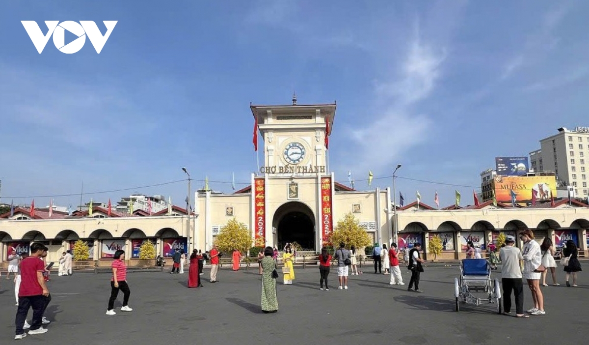người dân tp.hcm xúng xính áo dài du xuân trong tiết trời mát mẻ hình ảnh 1 nguoi dan tp.hcm xung xinh ao dai du xuan trong tiet troi mat me hinh anh 1