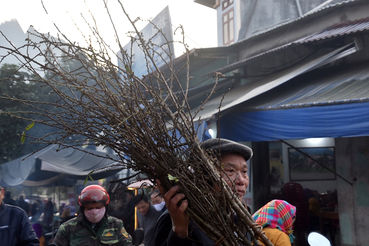 cho phien ngay tet ruc ro sac mau tren cao nguyen bac ha hinh anh 16