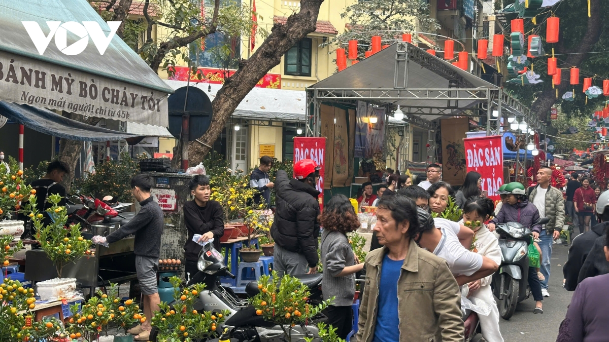 Phố cổ Hà Nội nhộn nhịp người mua sắm, dạo chơi trong ngày 26 Tết