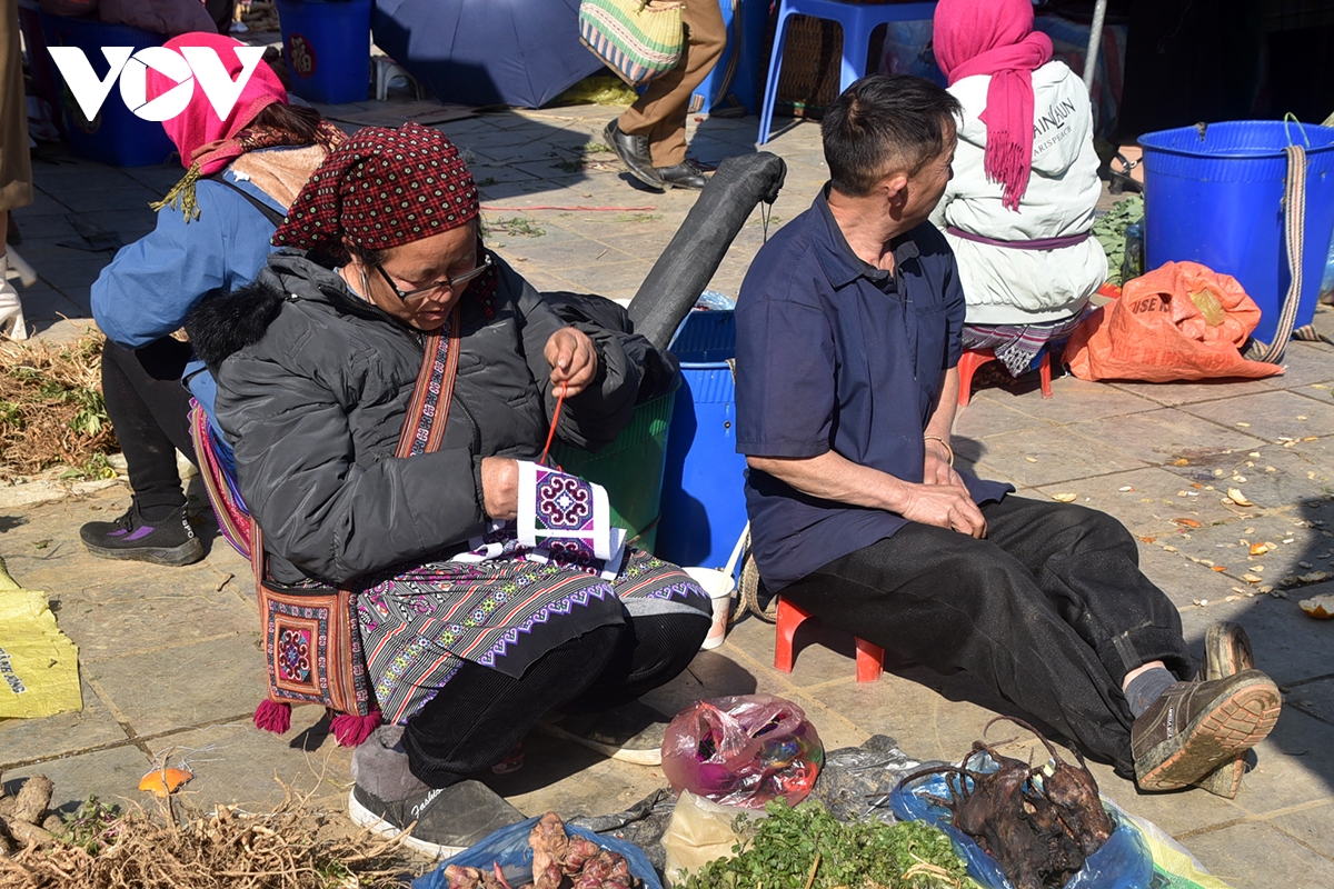 cho phien ngay tet ruc ro sac mau tren cao nguyen bac ha hinh anh 21