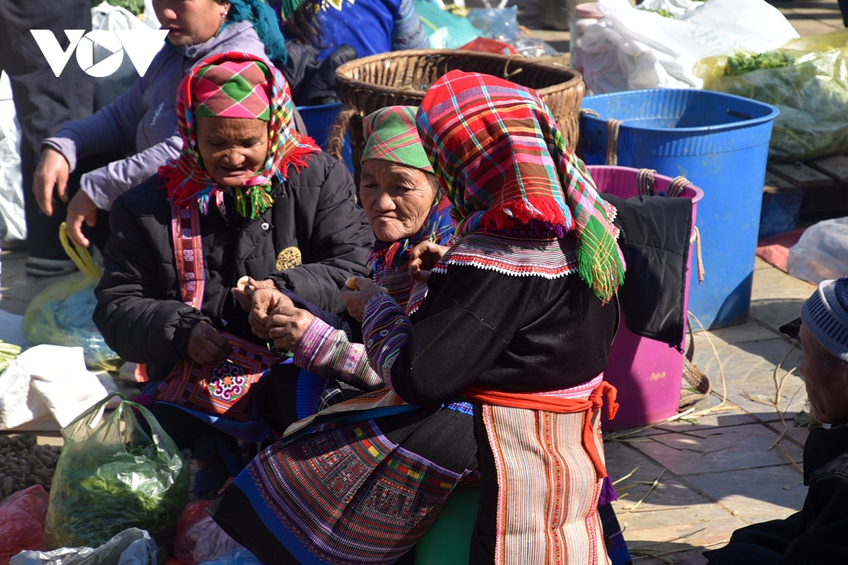 cho phien ngay tet ruc ro sac mau tren cao nguyen bac ha hinh anh 24