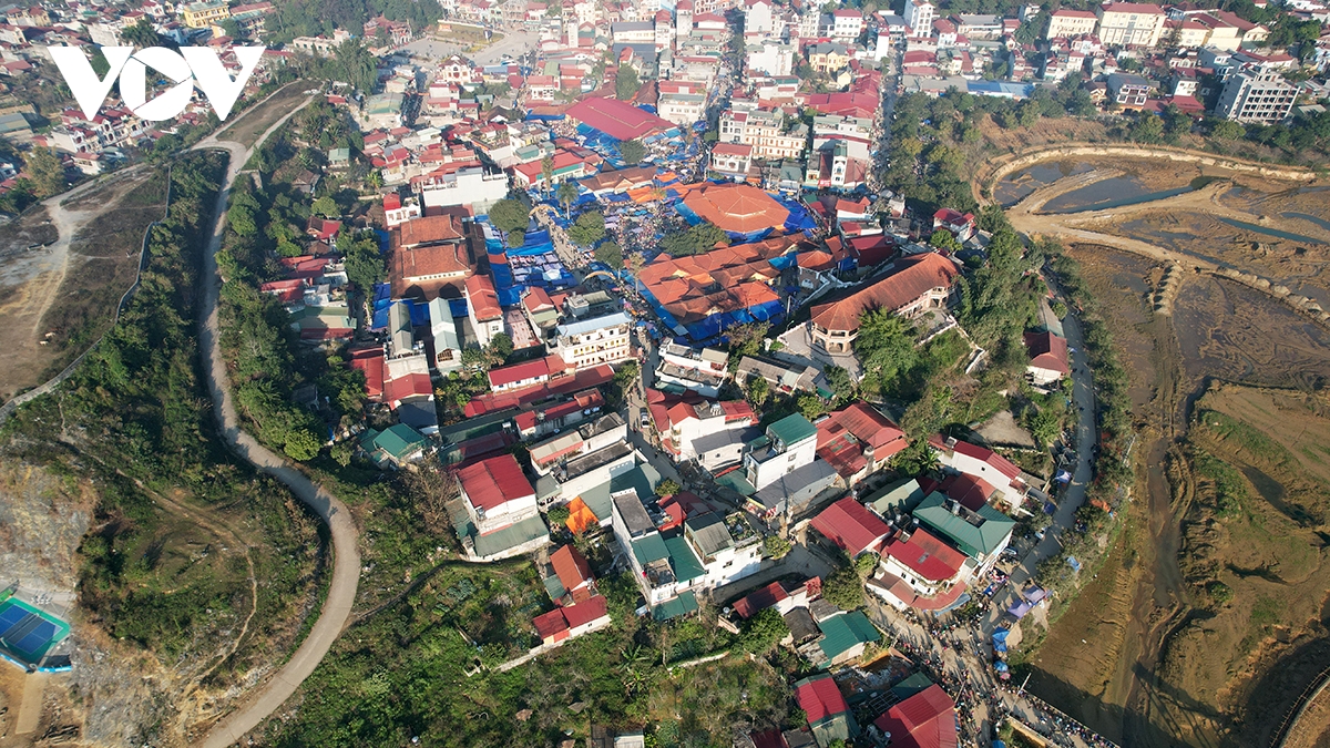 cho phien ngay tet ruc ro sac mau tren cao nguyen bac ha hinh anh 1