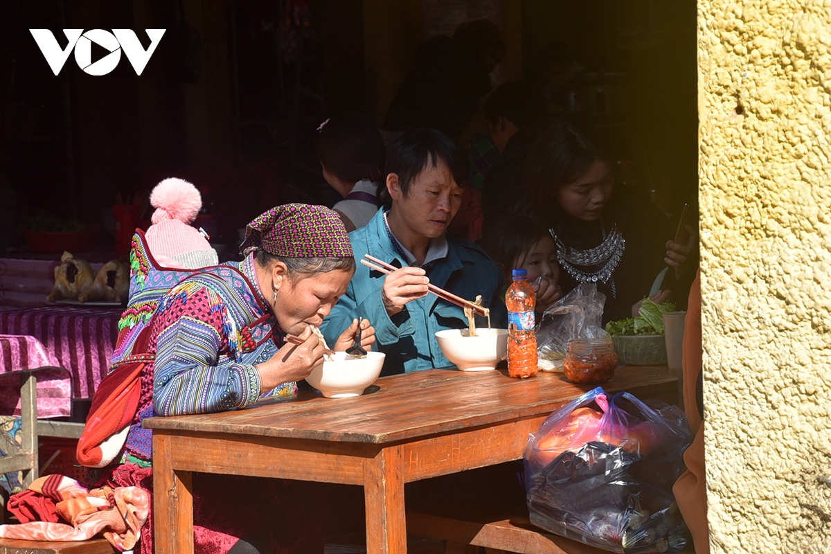 cho phien ngay tet ruc ro sac mau tren cao nguyen bac ha hinh anh 7