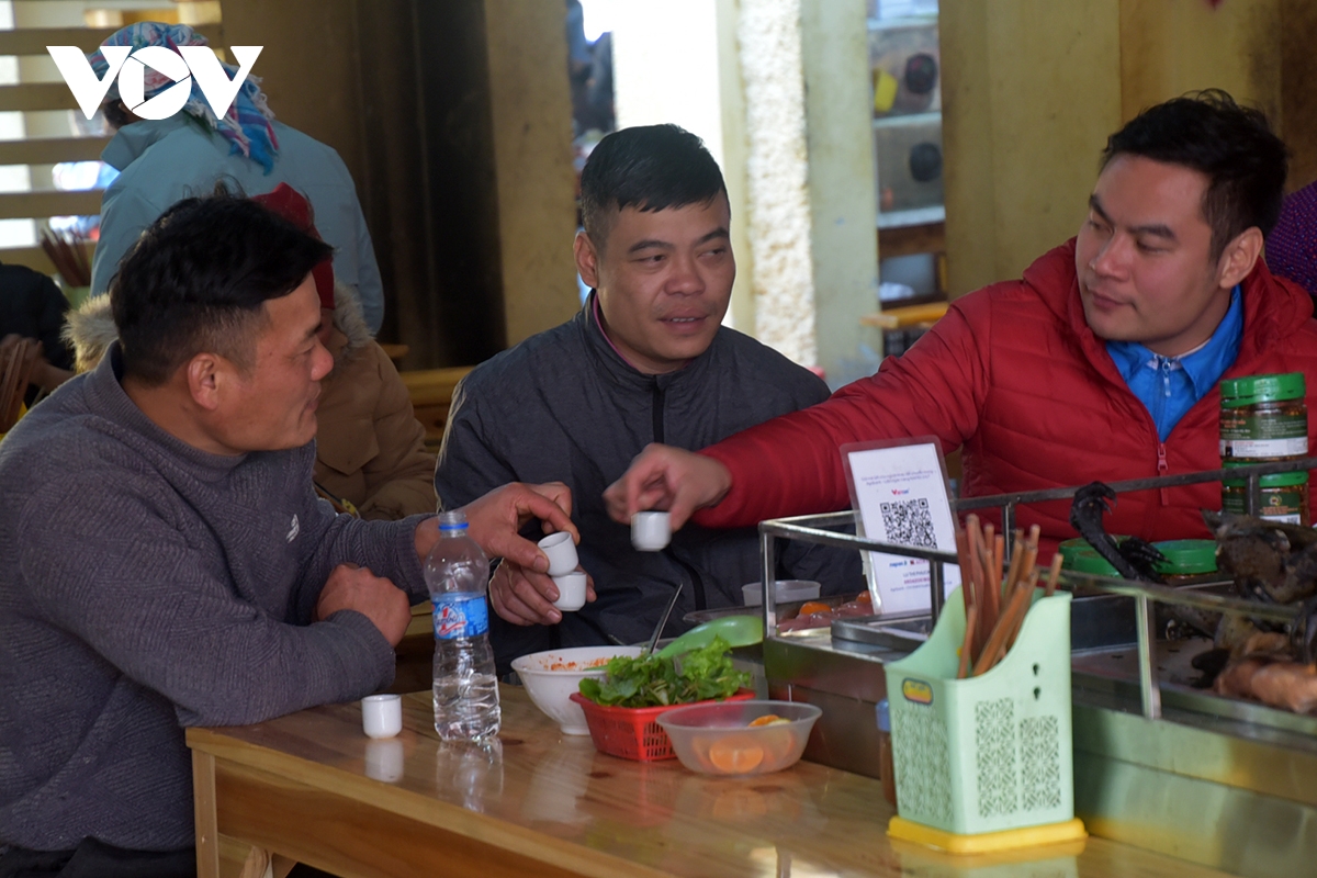 cho phien ngay tet ruc ro sac mau tren cao nguyen bac ha hinh anh 9