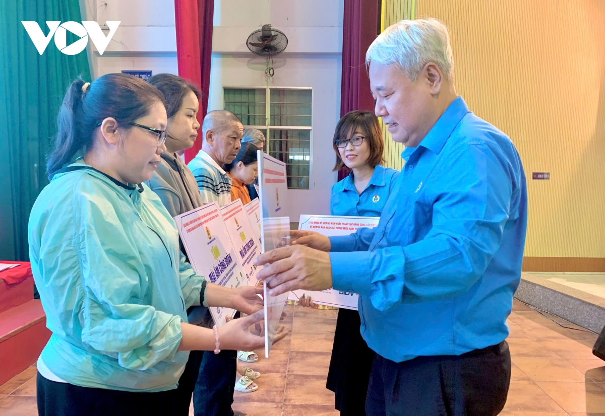 trao 96 mai am cong doan cho nguoi lao dong kho khan hinh anh 1