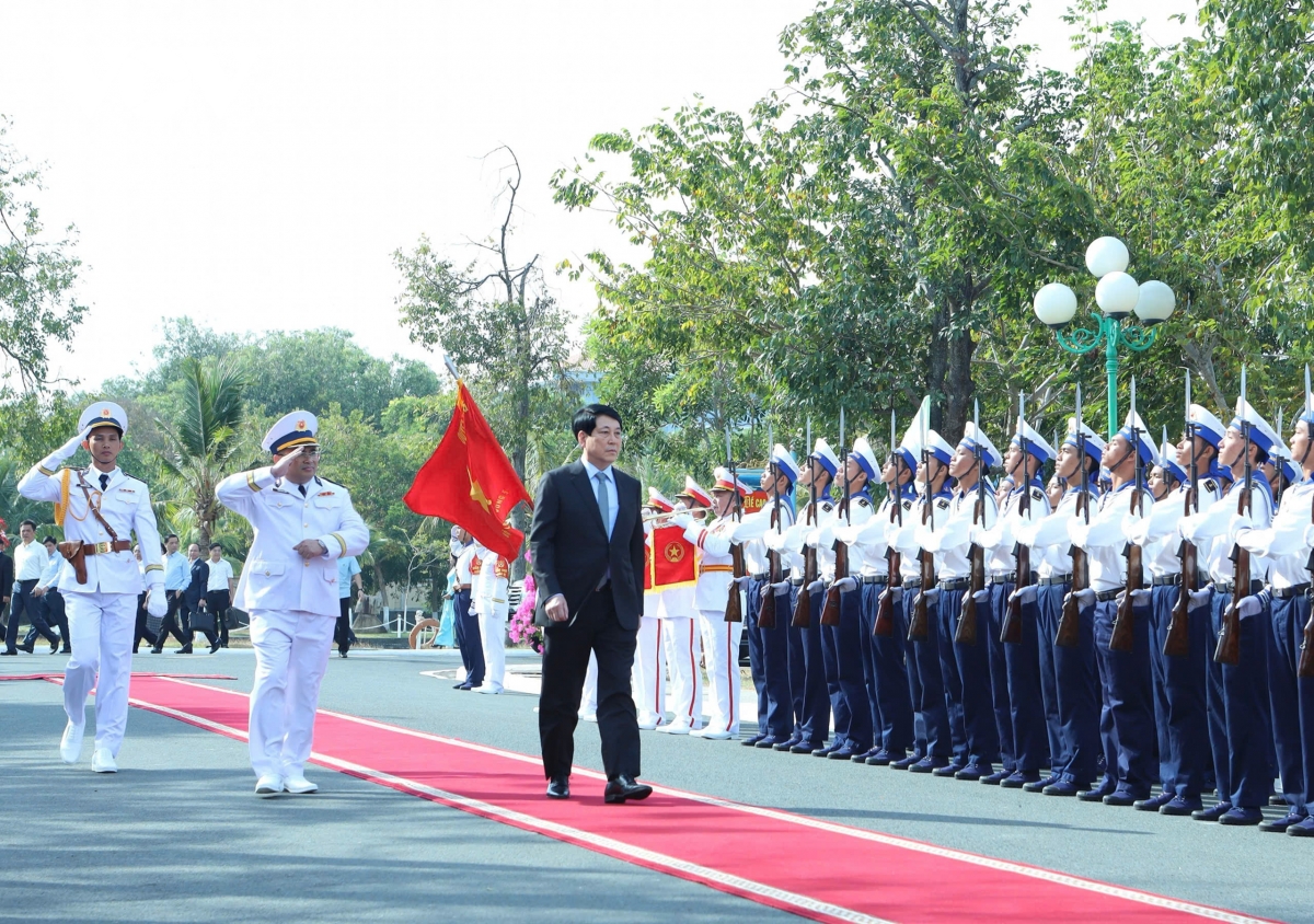 chủ tịch nước thăm, chúc tết các lực lượng vũ trang đóng quân tại phú quốc hình ảnh 1 chu tich nuoc tham, chuc tet cac luc luong vu trang dong quan tai phu quoc hinh anh 1