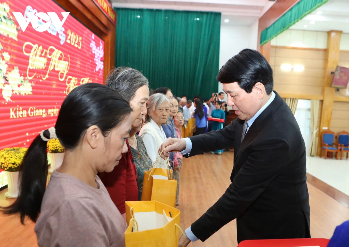 chủ tịch nước thăm, chúc tết đảng bộ, chính quyền và nhân dân kiên giang hình ảnh 3 chu tich nuoc tham, chuc tet dang bo, chinh quyen va nhan dan kien giang hinh anh 3