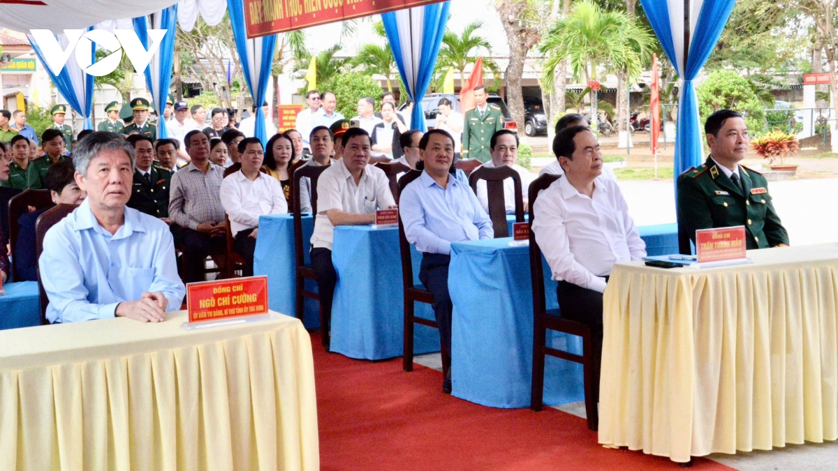 chu tich quoc hoi tang qua tet dong bao, chien si huyen cau ngang, tra vinh hinh anh 1