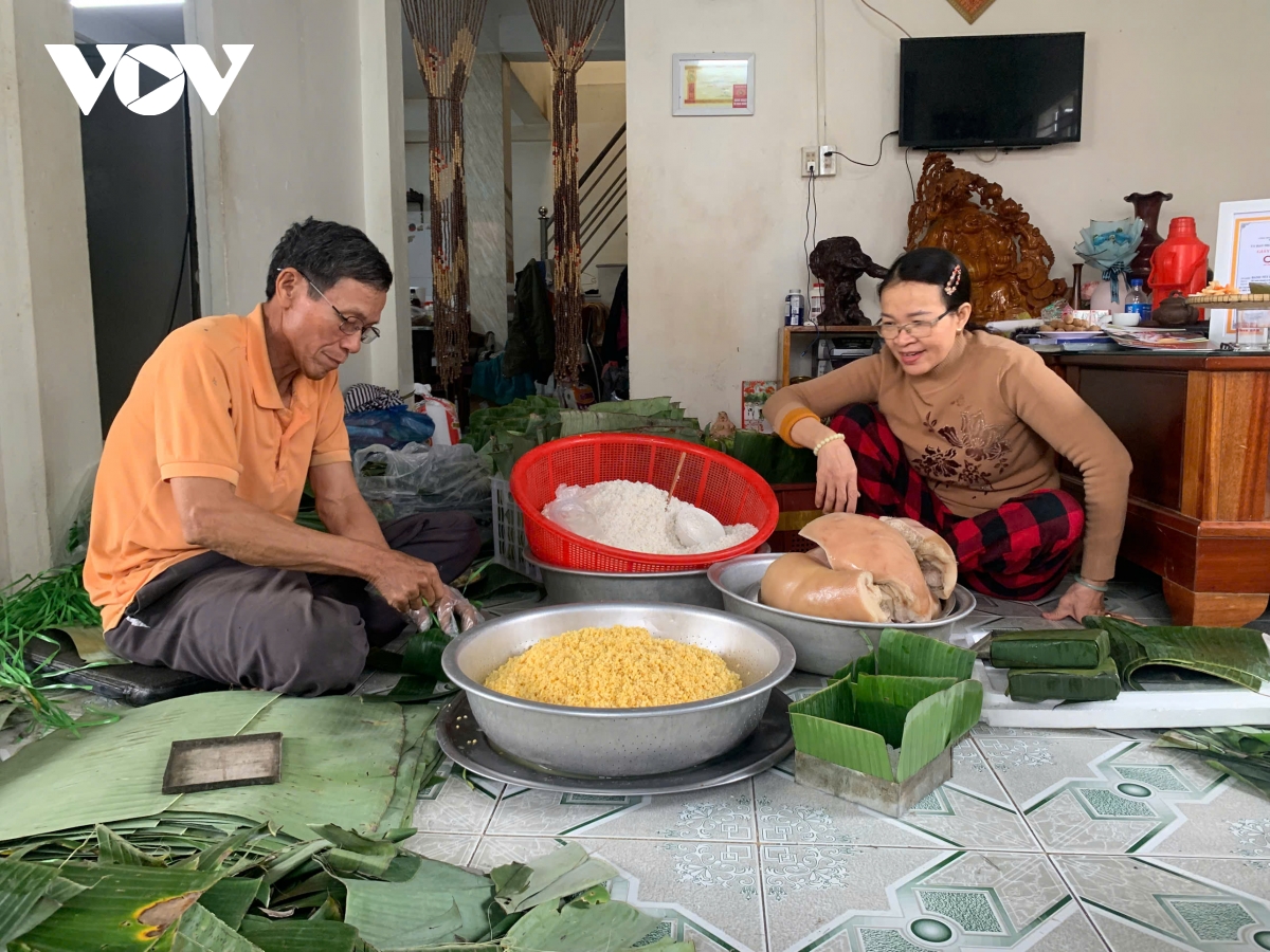 làng chuồn nhộn nhịp làm bánh tét ngày tết hình ảnh 1 lang chuon nhon nhip lam banh tet ngay tet hinh anh 1