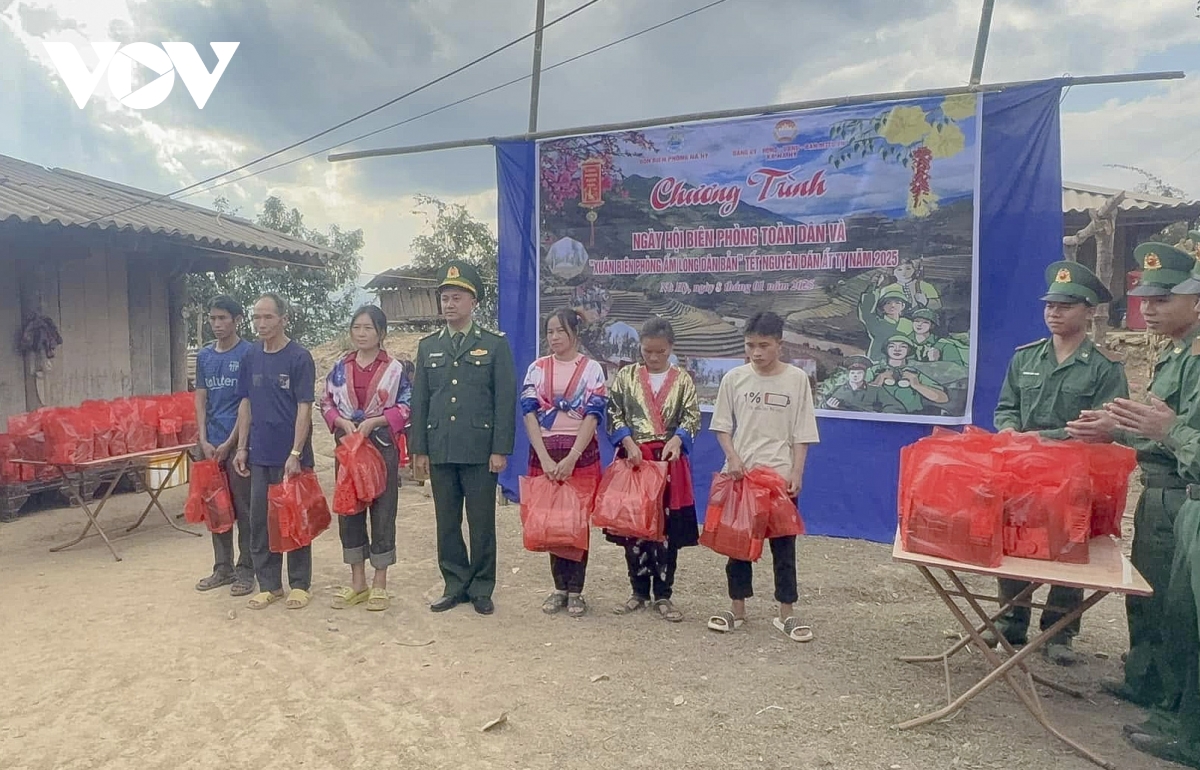 mang tết đủ đầy đến các bản làng vùng biên hình ảnh 3 mang tet du day den cac ban lang vung bien hinh anh 3