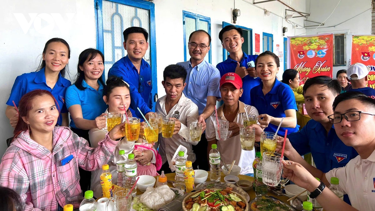 tet am ap nghia tinh cho cong nhan xa que o binh duong hinh anh 4