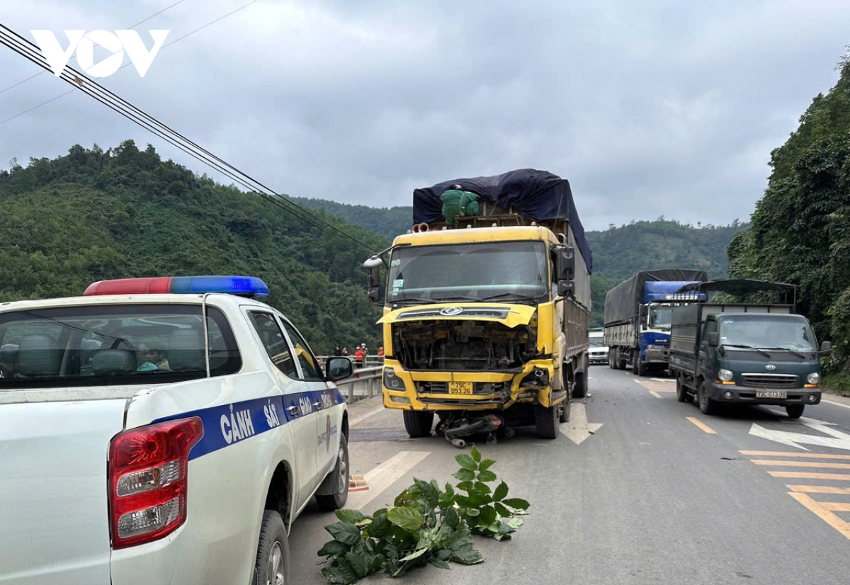 Xe máy đối đầu xe tải, 2 thanh niên tử vong