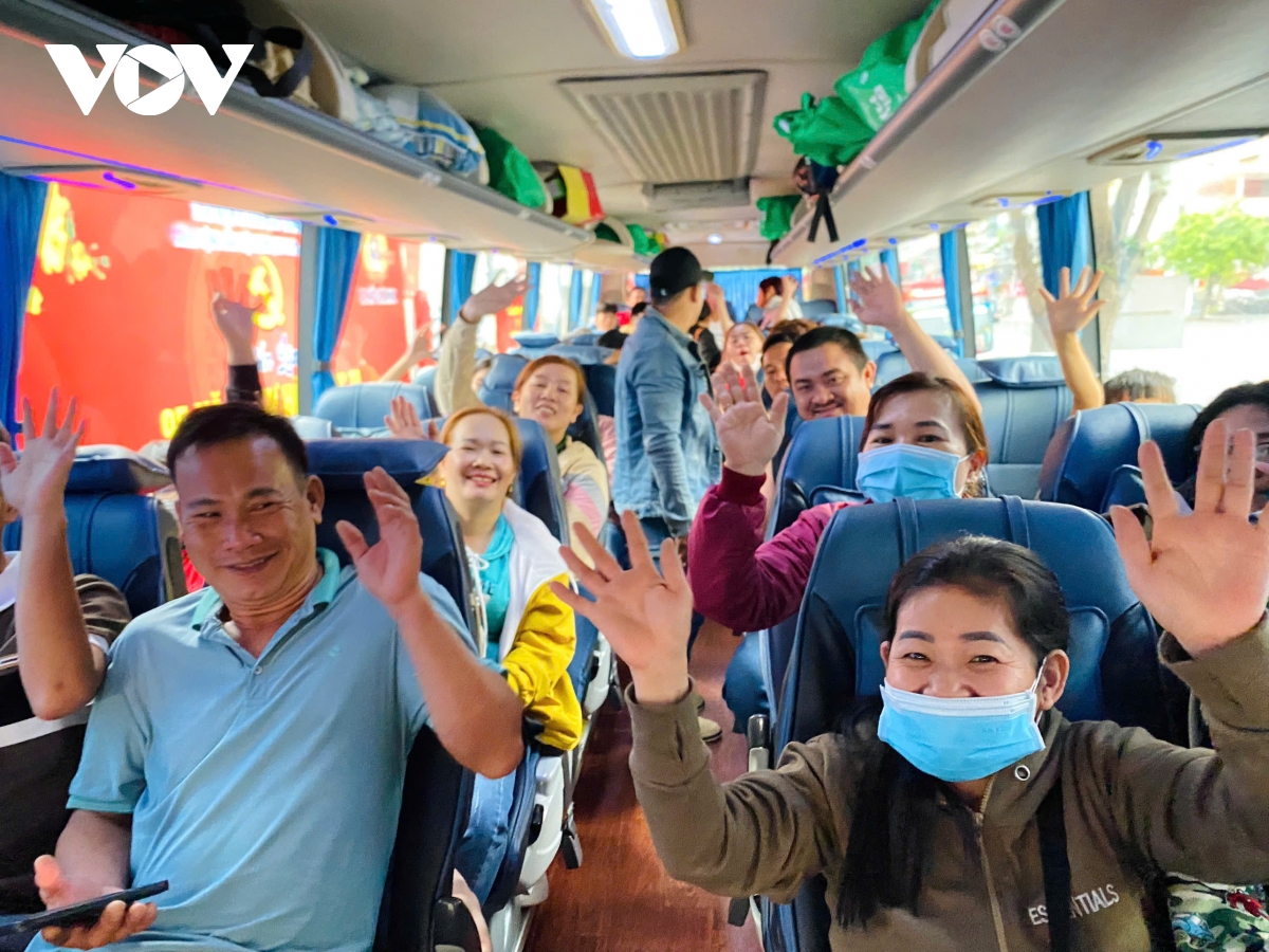 Bí thư Thành ủy TP.HCM tặng quà Tết cho công nhân, người lao động