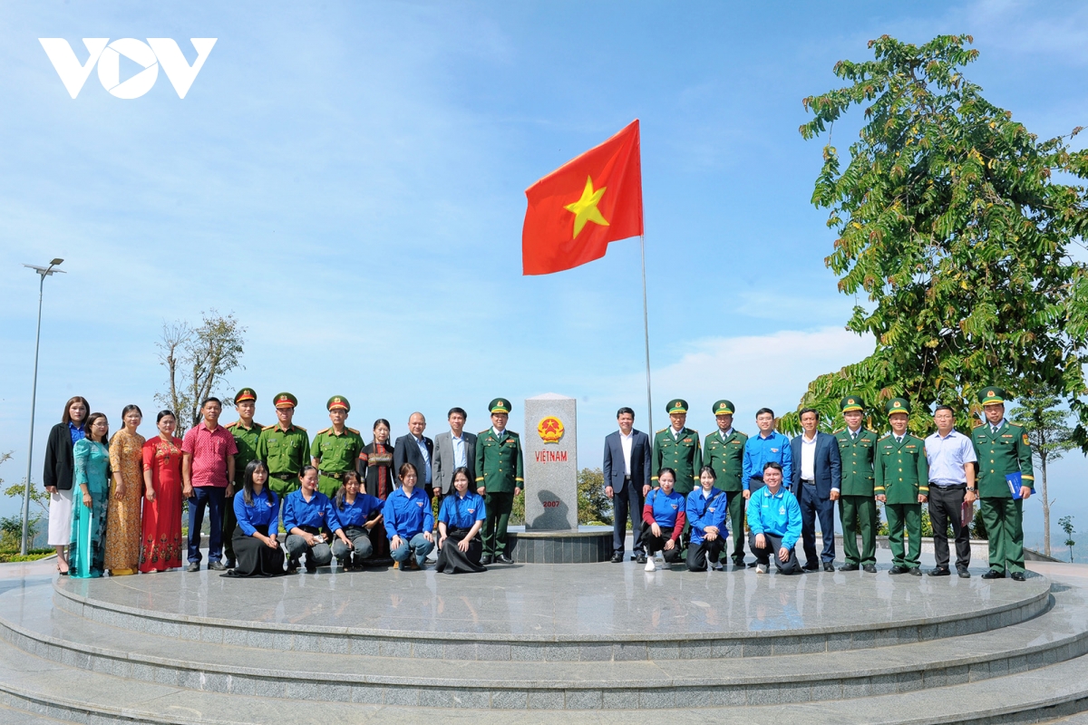 lễ chào cờ ngày mùng 1 tết tại cột mốc biên giới việt nam-lào-campuchia hình ảnh 6 le chao co ngay mung 1 tet tai cot moc bien gioi viet nam-lao-campuchia hinh anh 6