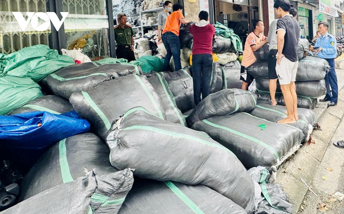 phát hiện cơ sở nhập lậu áo quần trị giá hơn 160 triệu đồng ở Đà nẵng hình ảnh 3 phat hien co so nhap lau ao quan tri gia hon 160 trieu dong o Da nang hinh anh 3
